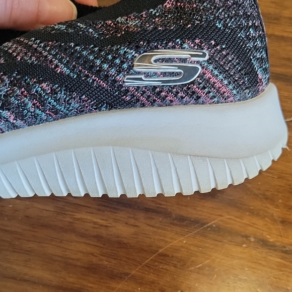 Sketchers Patterned Sneakers - Picture 6 of 7
